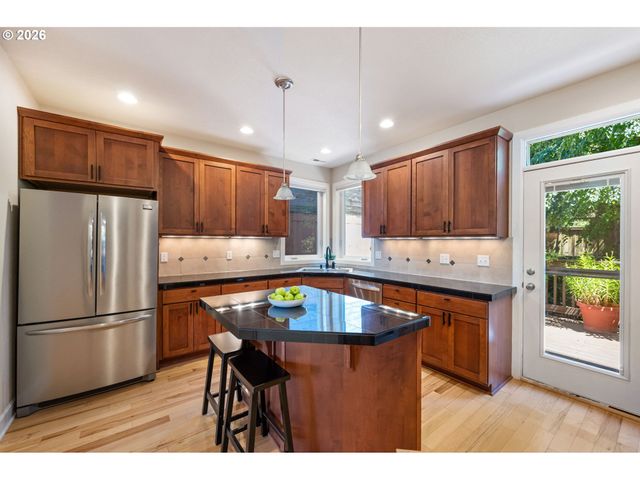 6920 N CHARLESTON Ave, Portland, OR 97203