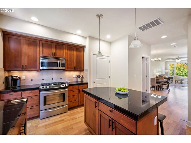 6920 N CHARLESTON Ave, Portland, OR 97203