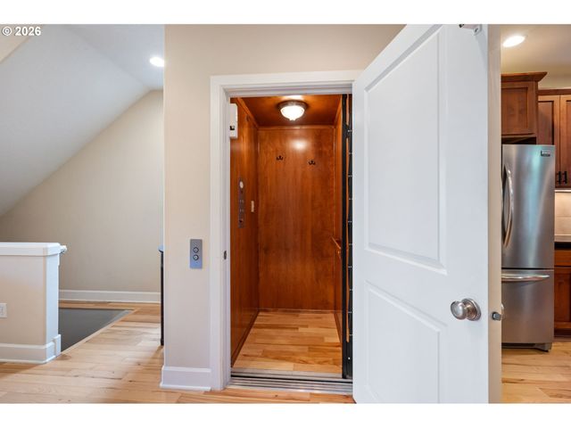 6920 N CHARLESTON Ave, Portland, OR 97203