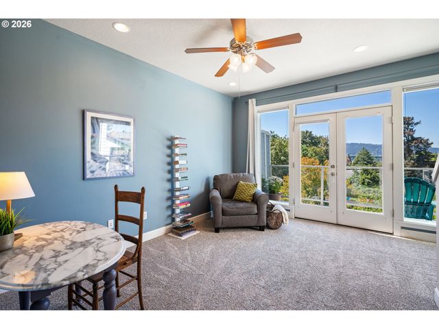 6920 N CHARLESTON Ave, Portland, OR 97203