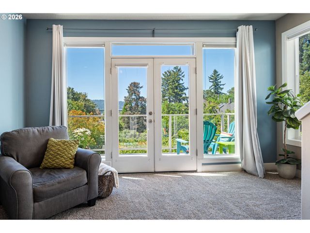 6920 N CHARLESTON Ave, Portland, OR 97203
