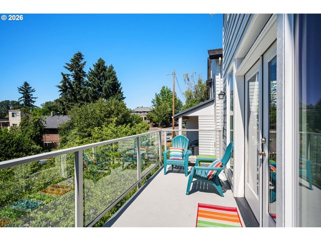 6920 N CHARLESTON Ave, Portland, OR 97203