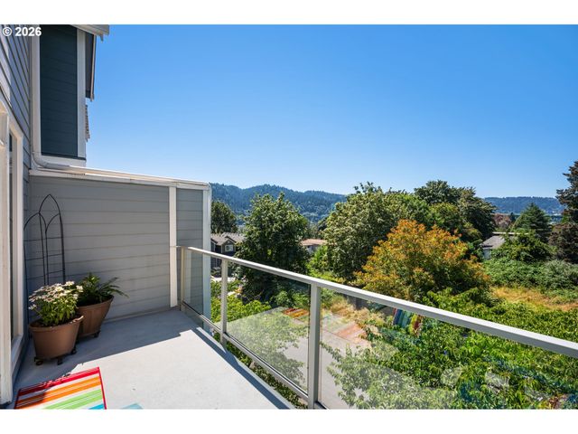 6920 N CHARLESTON Ave, Portland, OR 97203