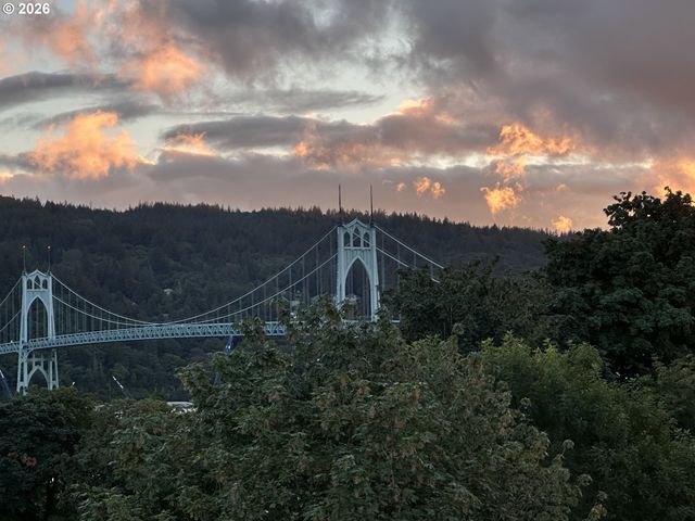 6920 N CHARLESTON Ave, Portland, OR 97203