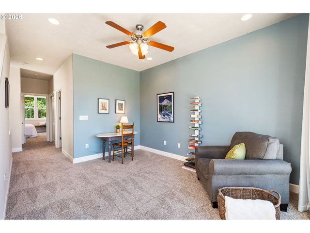 6920 N CHARLESTON Ave, Portland, OR 97203