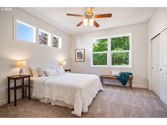 6920 N CHARLESTON Ave, Portland, OR 97203