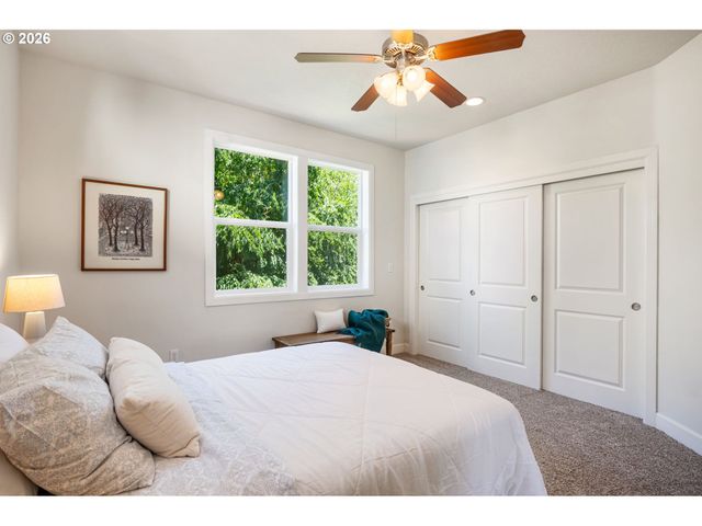 6920 N CHARLESTON Ave, Portland, OR 97203