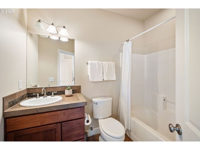 6920 N CHARLESTON Ave, Portland, OR 97203
