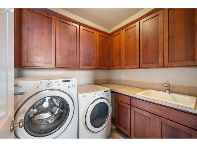 6920 N CHARLESTON Ave, Portland, OR 97203