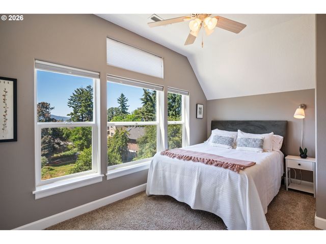 6920 N CHARLESTON Ave, Portland, OR 97203