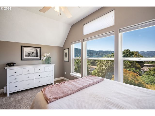6920 N CHARLESTON Ave, Portland, OR 97203
