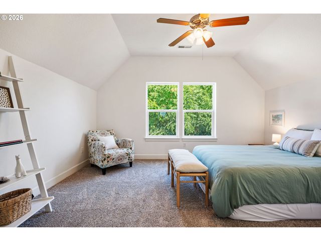 6920 N CHARLESTON Ave, Portland, OR 97203