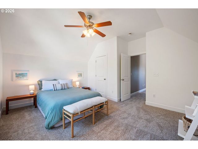 6920 N CHARLESTON Ave, Portland, OR 97203