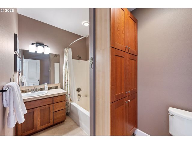 6920 N CHARLESTON Ave, Portland, OR 97203
