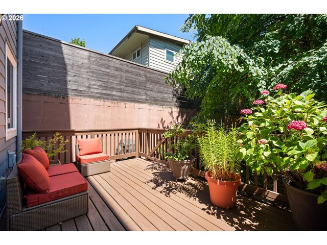 6920 N CHARLESTON Ave, Portland, OR 97203