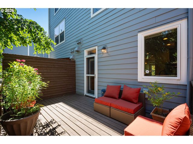 6920 N CHARLESTON Ave, Portland, OR 97203