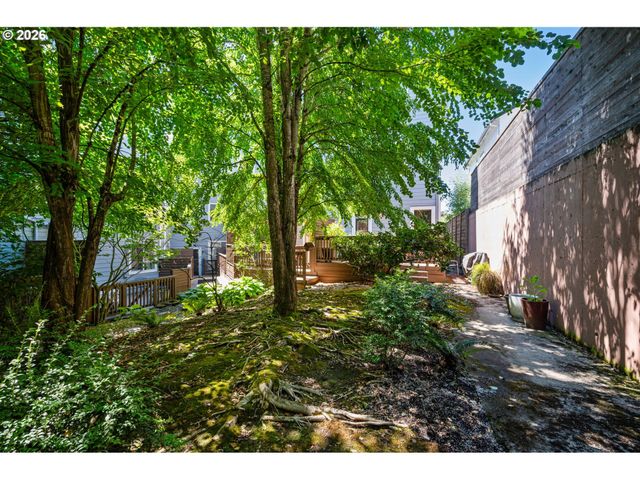 6920 N CHARLESTON Ave, Portland, OR 97203