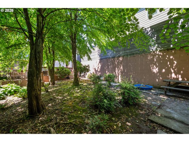 6920 N CHARLESTON Ave, Portland, OR 97203