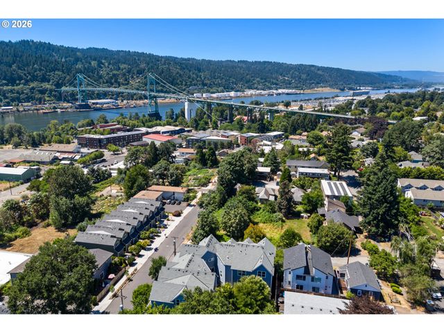 6920 N CHARLESTON Ave, Portland, OR 97203
