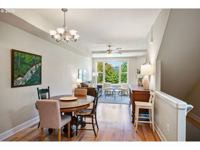 6920 N CHARLESTON Ave, Portland, OR 97203