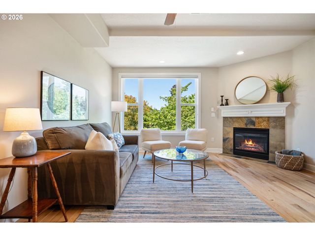 6920 N CHARLESTON Ave, Portland, OR 97203