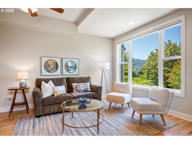 6920 N CHARLESTON Ave, Portland, OR 97203