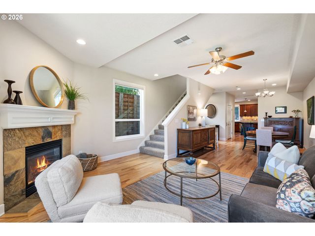 6920 N CHARLESTON Ave, Portland, OR 97203