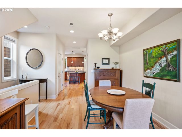 6920 N CHARLESTON Ave, Portland, OR 97203