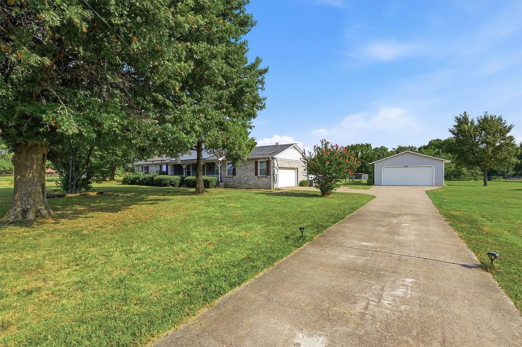 27513 State Highway 56, Whitesboro, TX 76273