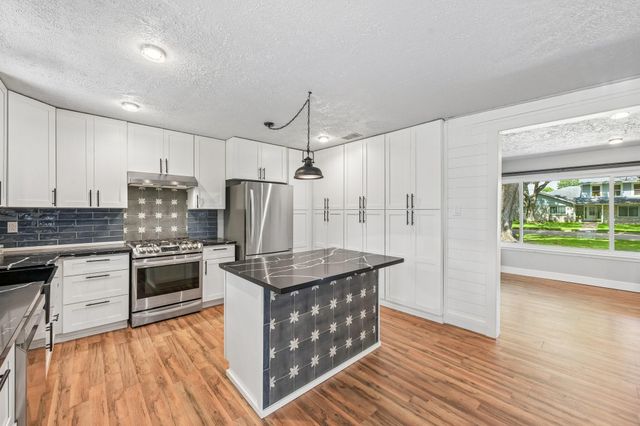 101 W Larkspur Drive, Alvin, TX 77511