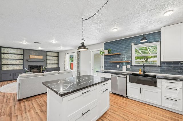 101 W Larkspur Drive, Alvin, TX 77511