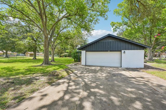 101 W Larkspur Drive, Alvin, TX 77511
