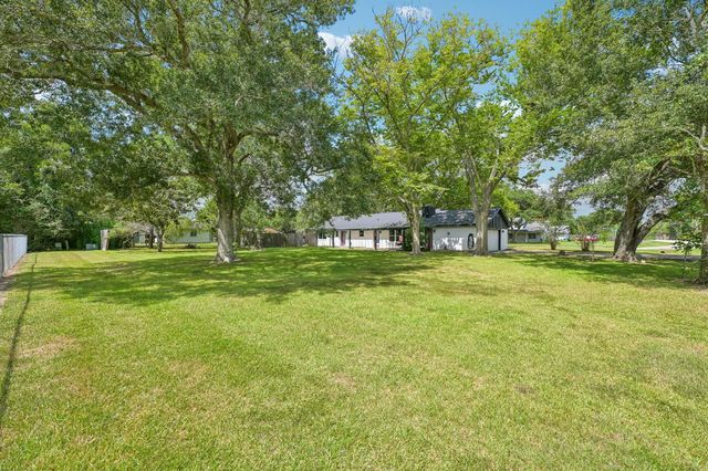 101 W Larkspur Drive, Alvin, TX 77511