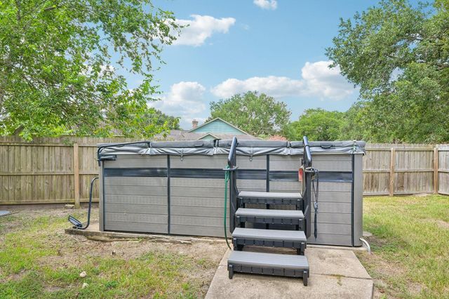 101 W Larkspur Drive, Alvin, TX 77511