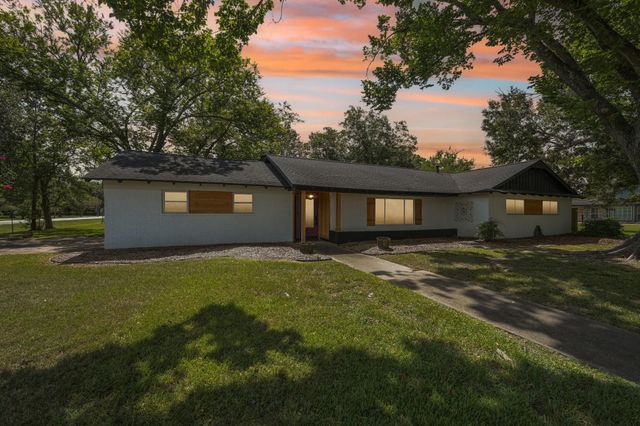101 W Larkspur Drive, Alvin, TX 77511