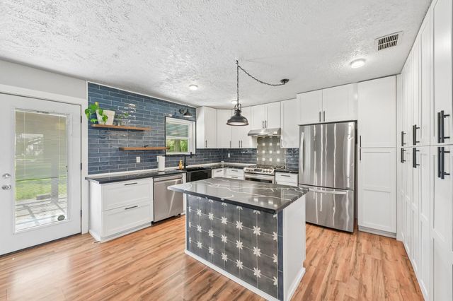 101 W Larkspur Drive, Alvin, TX 77511