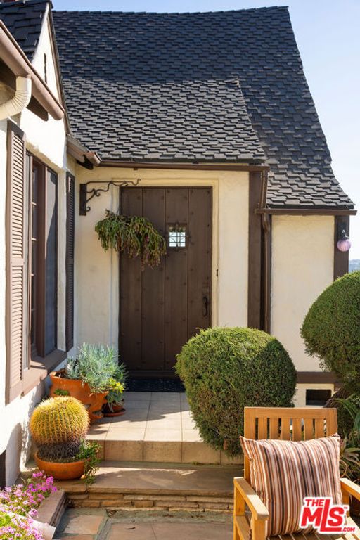 Image 3 of property listing at 755 Luton Drive, Glendale, CA 91206