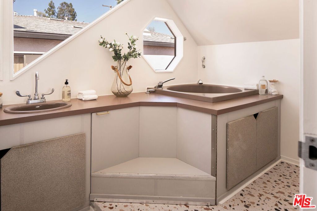 Image 38 of property listing at 755 Luton Drive, Glendale, CA 91206