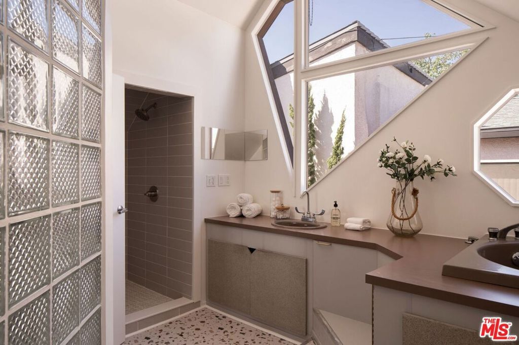 Image 39 of property listing at 755 Luton Drive, Glendale, CA 91206