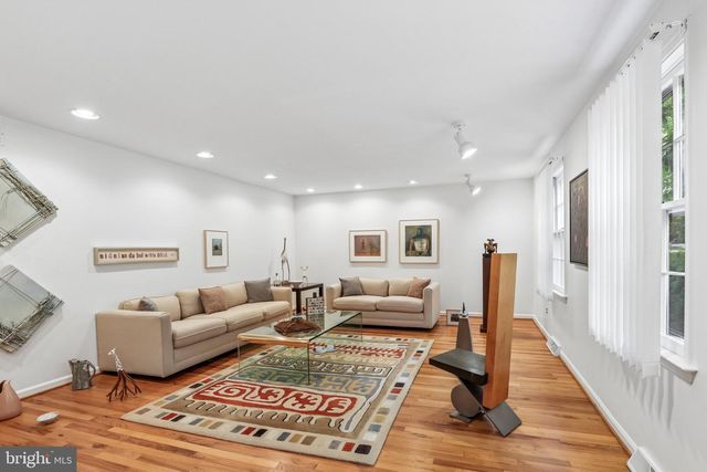 12 CIRCLE DR, Moorestown, NJ 08057