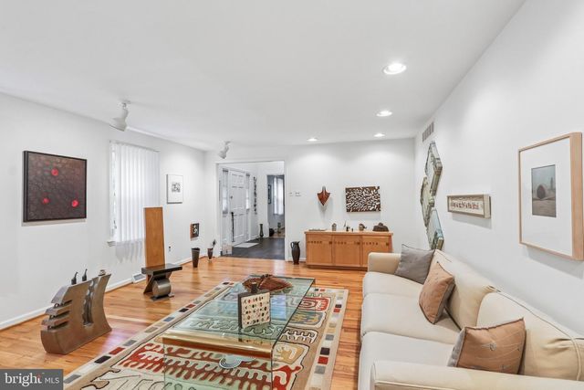 12 CIRCLE DR, Moorestown, NJ 08057