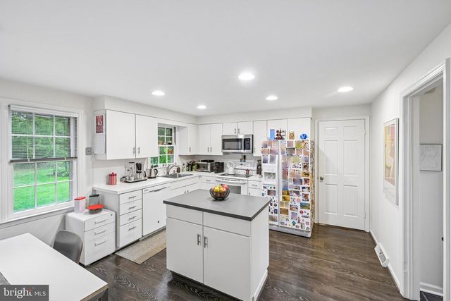 12 CIRCLE DR, Moorestown, NJ 08057