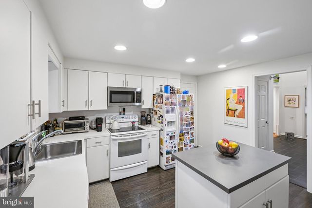 12 CIRCLE DR, Moorestown, NJ 08057
