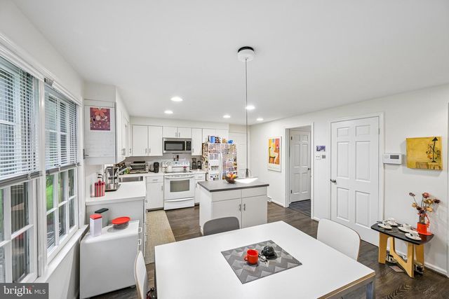 12 CIRCLE DR, Moorestown, NJ 08057