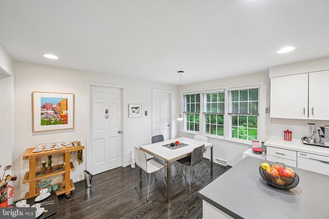 12 CIRCLE DR, Moorestown, NJ 08057