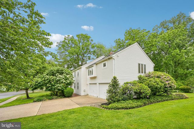 12 CIRCLE DR, Moorestown, NJ 08057