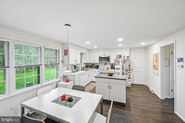 12 CIRCLE DR, Moorestown, NJ 08057