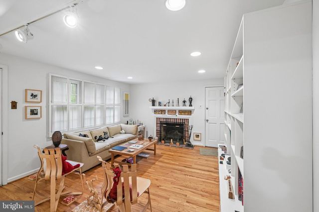 12 CIRCLE DR, Moorestown, NJ 08057