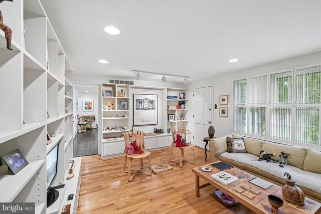 12 CIRCLE DR, Moorestown, NJ 08057