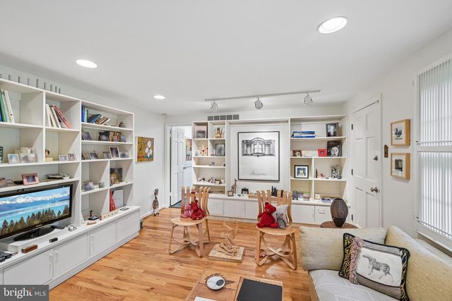 12 CIRCLE DR, Moorestown, NJ 08057